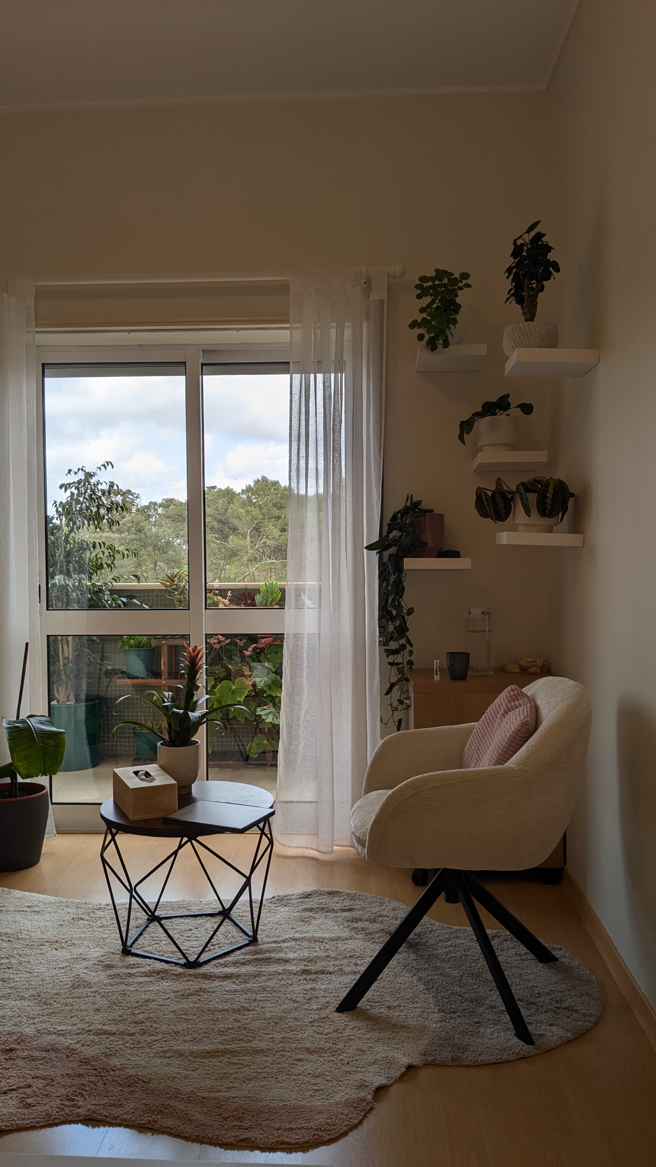Therapy room with natural light, a comfortable armchair and plants